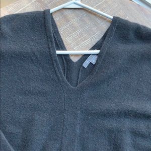 Vince 100% Cashmere top! Flattering V neck design.